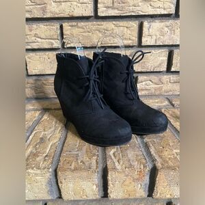 Black wedges